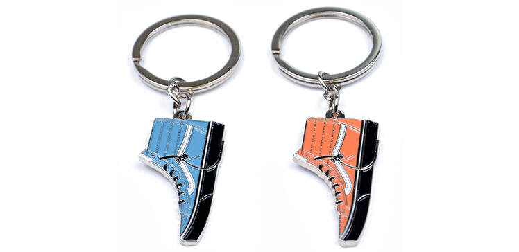 reklamni-moderni-originalni-zakazkove-kovove-privesky-na-klice-bota.jpg