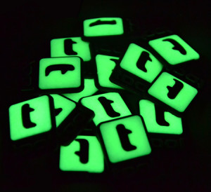 Gumové fluorescenční přívěsky na klíče 2D - zakázková výroba přívěsků